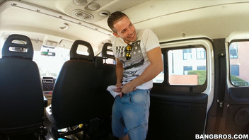 За  деньги трахается в бусике, Мария и большой хуй