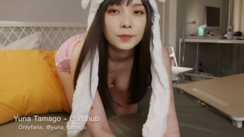 Скачет  пиздой на игрушечном  члене