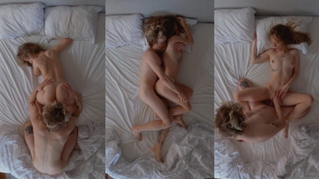 На  удобной кроватке шпилится с девушкой