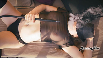 Девочка  курит кальян и отсасывает  член