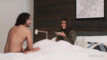 Балует  телочку качественным сексом