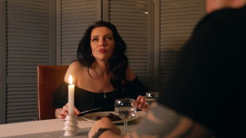 Брюнетка  с большими дойками готова горячо  получать