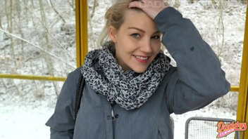 На улице имеет телку блондинку