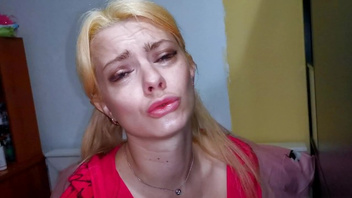 Телка  сосет резиновый  болт