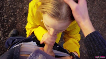 На свежем воздухе дал девушке сосать хер