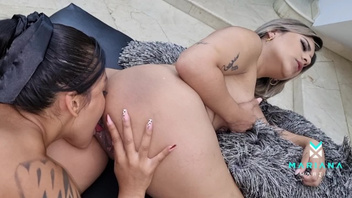 Сучки  лесбиянки лижут дырки