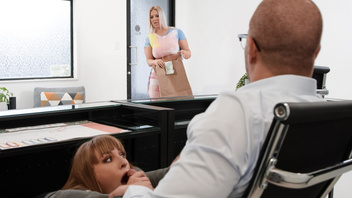 С двумя пышногрудыми  самками жарко трахается