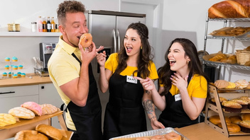 Работники  пекарни втроем трахаются, красотки и член