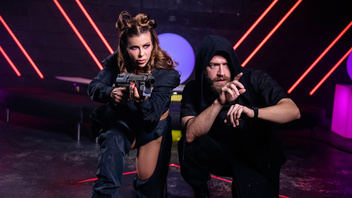 Очень  грудастая милфа на здоровом члене