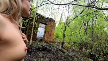 Голышом по лесу, девушка шалит