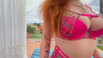 Рыжая  девка отлично сосет хер