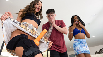 Игрушки  и оральные шалости - лесбиянки резвятся