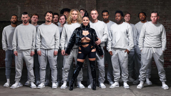 Грудастая  шкура и много мужиков, которым она  отсосала