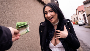 Брюнетка за деньги согласна ебаться