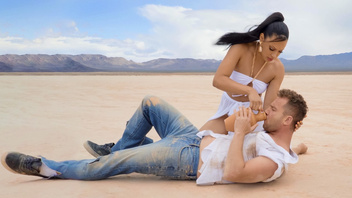 Пышногрудая девка  и очень большой хуй