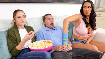 Пышная сисястая мамаша  захотела парня