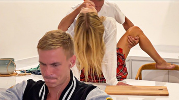 Парень не видит,  как его телочка изменяет