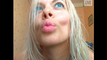 Голубоглазая чика мнет свои буфера