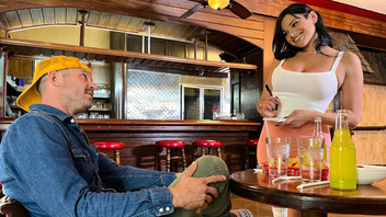 В машине покатал красотку на конце