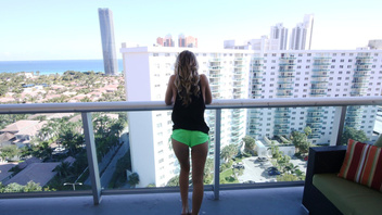 Сексуальную  крошку в киску и  в ротик