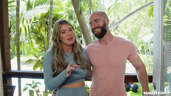 На природе жарит очень грудастую самку