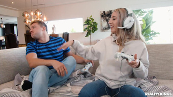 Парень шпилит пухлую сисястую телку