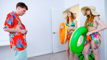 Две симпатичные рыжие девки  долбятся с одним парнем