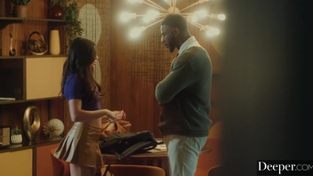 Черный  огромный конец  круто имеет белую  малышку