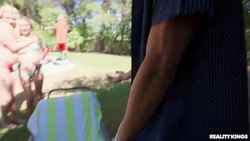 На природе самец отодрал  двух красивых телок