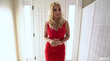 Сексапильная горячая мамаша активно трахается