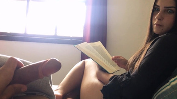 Милая брюнетка неплохо сосет хрен