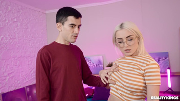 Пацан играет,  его блондинку шпилит другой