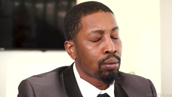 Чернокожий дядя жестко потрахал красотку