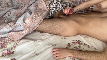 Сучка надрочила мужику хрен и села на него