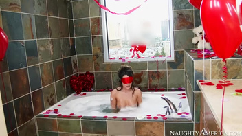 Помытую красотку чпокнул мужик