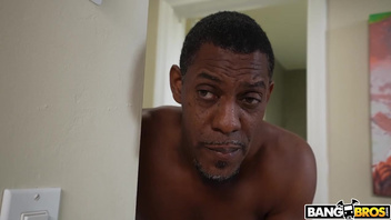 Черный огромный конец  шпилит белую красавицу