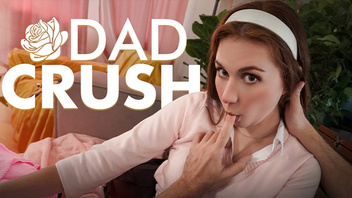 Милая девчонка уверенно сосет и шпилится