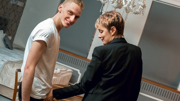 Телочку зрелку имеет молодой хуй