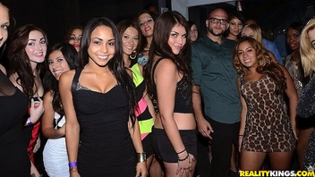 Отличная групповуха с шикарными бабами