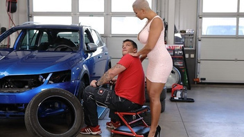 Мужик дал зрелке лизать анальчик