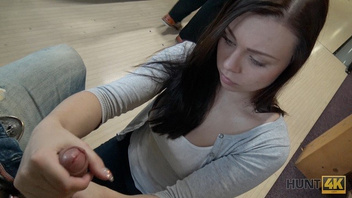 Молоденькая милашка  принимает хуй в ротан