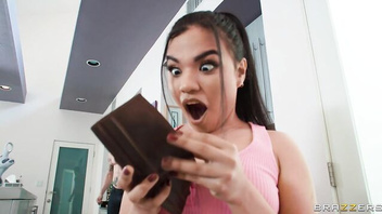 Дал красотке отсосать хрен и отодрал