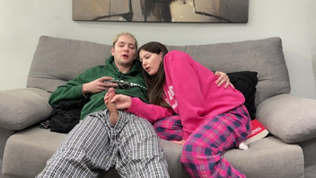 Девка дрочит пацану хуй