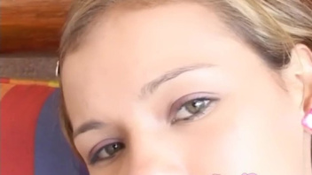 Девчонка молодка себе ласкает пизду