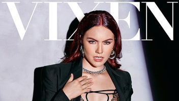 Симпатичная девица круто жарится