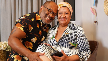 Старую шлюшку самец долбит в анал