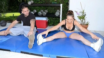 Немного спорта и трах с пышногрудой телкой