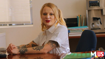 Дал блондиночке в ротик и выебал