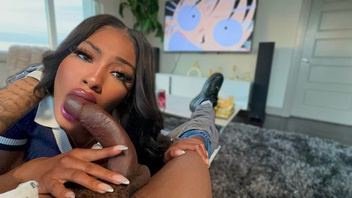 Уговорил чернокожую бабу сосать хрен