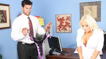 Пышногрудая милфа красотка круто долбится